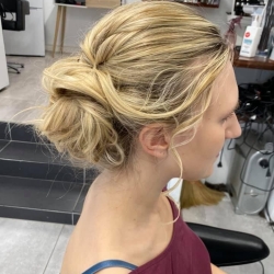 håropsætning af blonde hår
