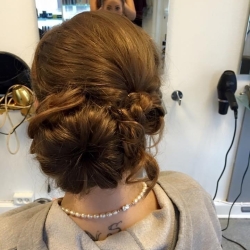håropsætning med elegant stil