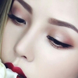 kvinde med permanent makeup