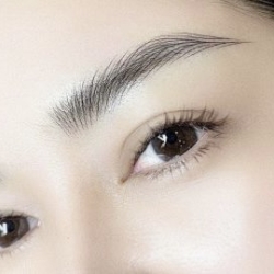 permanent makeup på kvinde