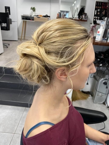 håropsætning af blonde hår