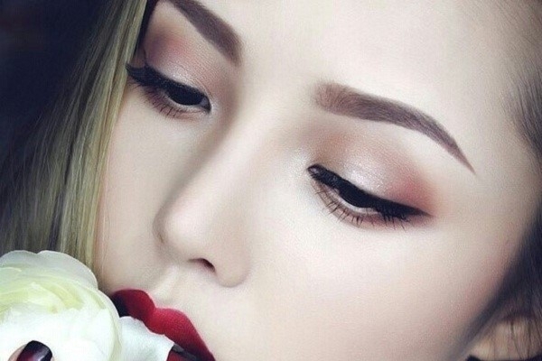 kvinde med permanent makeup